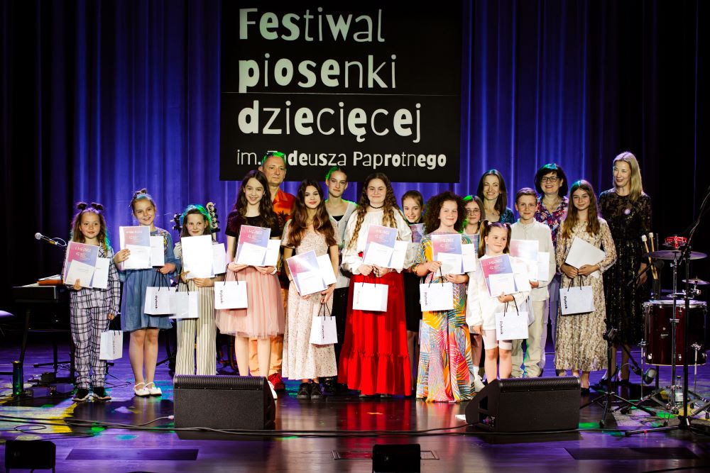 zdjęcie grupowe laureatów festiwalu.