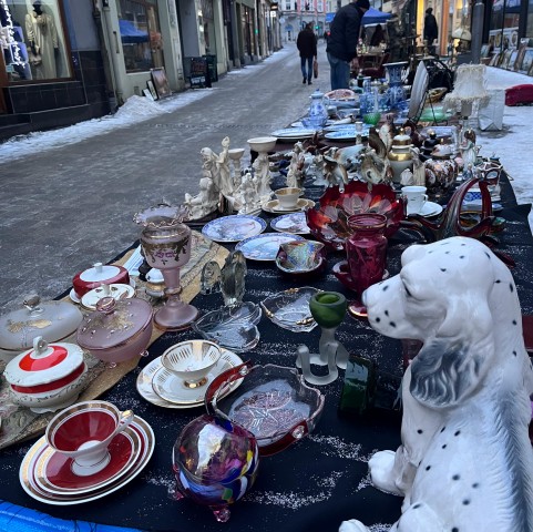 stoisko na jarmarku z talerzami, misami i porcelaną