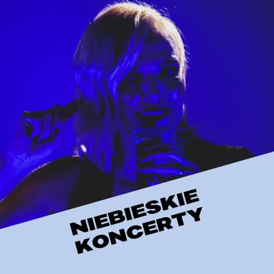 kobieta z mikrofonem w niebieskiej poświacie, niebieski koncert