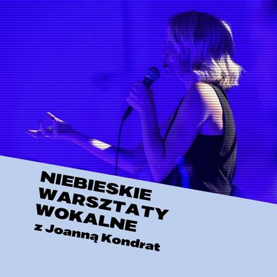 kobieta z mikrofonem z profilu, w niebieskiej poświacie. Niebieskie warsztaty wokalne.