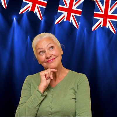 seniorka spogląda na feston z brytyjskich flag