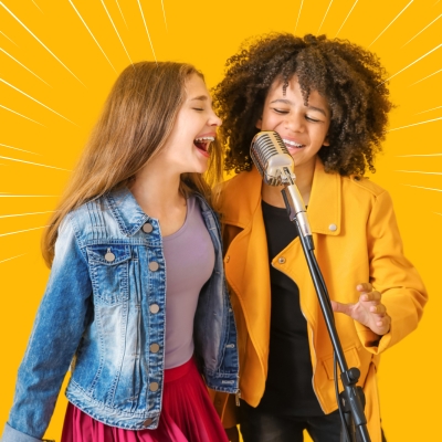 dwie dziewczyny śpiewają do jednego mikrofonu